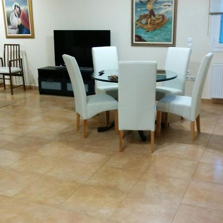 Lovely 2-Bedroom Apartment At Greek Riviera Vári Kültér fotó