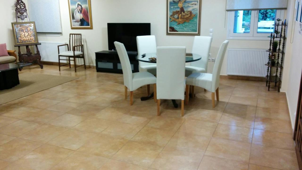 Lovely 2-Bedroom Apartment At Greek Riviera Vári Kültér fotó