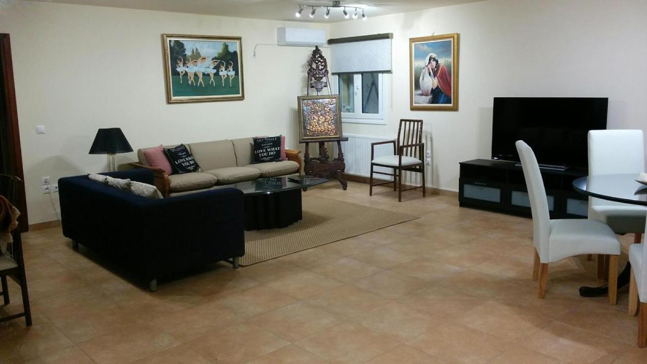Lovely 2-Bedroom Apartment At Greek Riviera Vári Kültér fotó