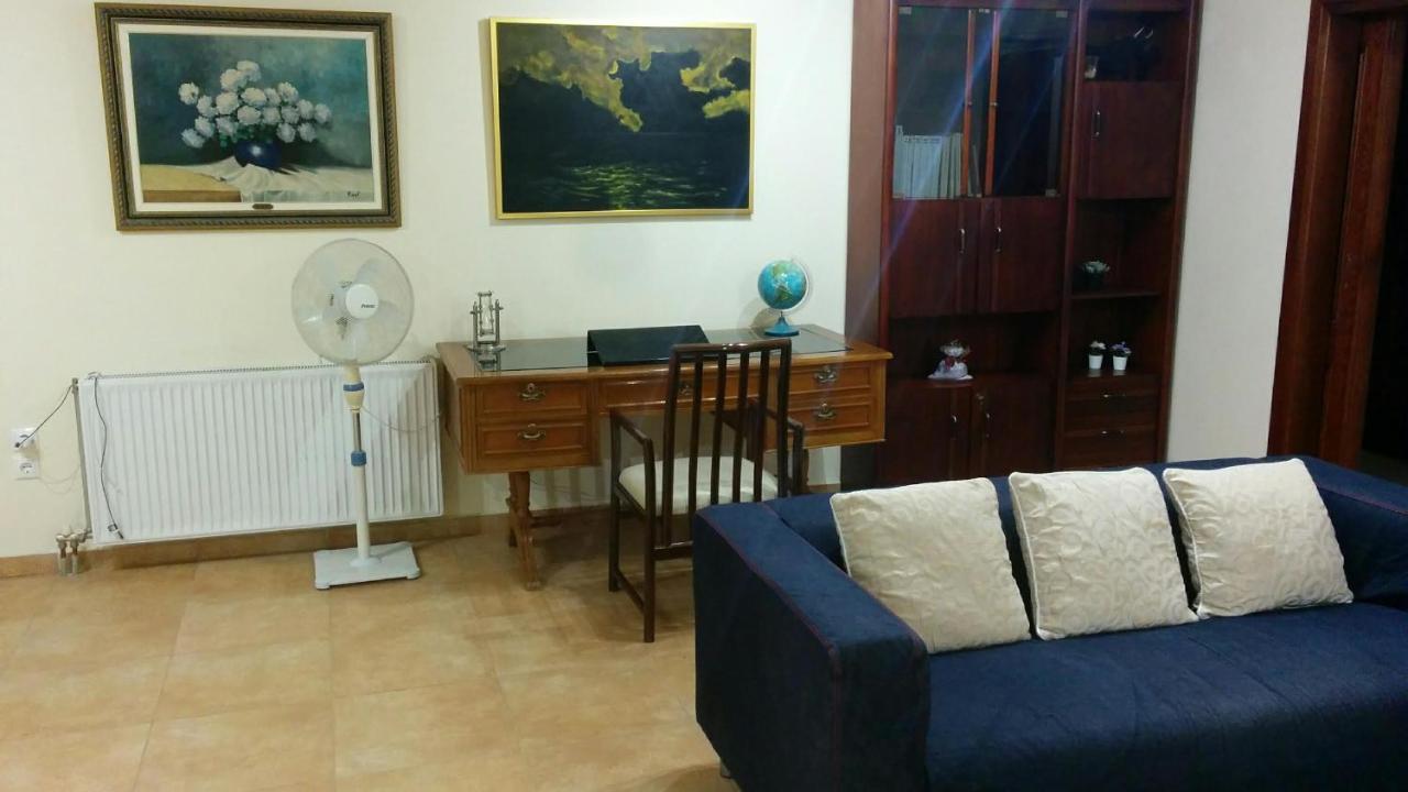 Lovely 2-Bedroom Apartment At Greek Riviera Vári Kültér fotó