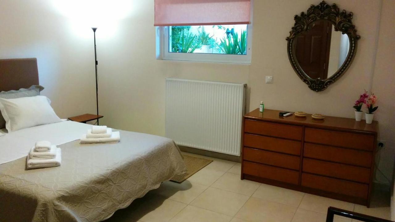 Lovely 2-Bedroom Apartment At Greek Riviera Vári Kültér fotó