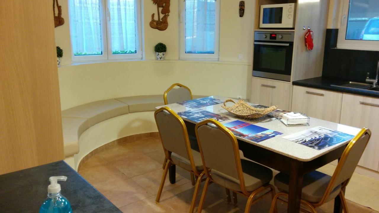 Lovely 2-Bedroom Apartment At Greek Riviera Vári Kültér fotó